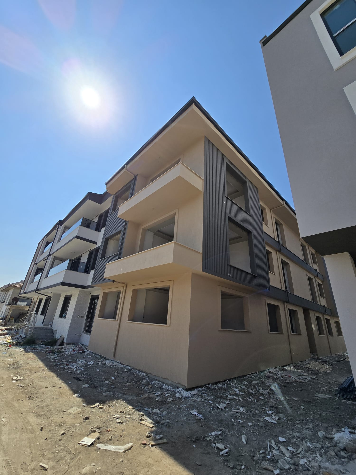 MUĞLA BAYIRDA PROJEDEN VE İNŞAATI DEVAM EDEN SATILIK 2+1 DAİRELER